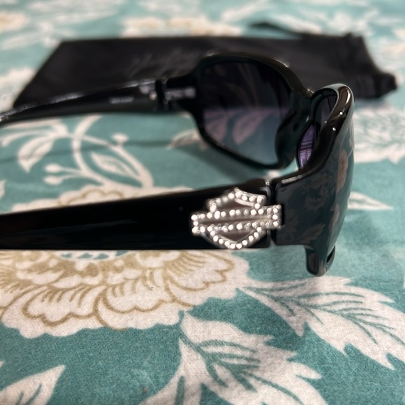 Harley-Davidson Woman’s Sunglasses & Cleaning Pouch - Picture 3 of 5